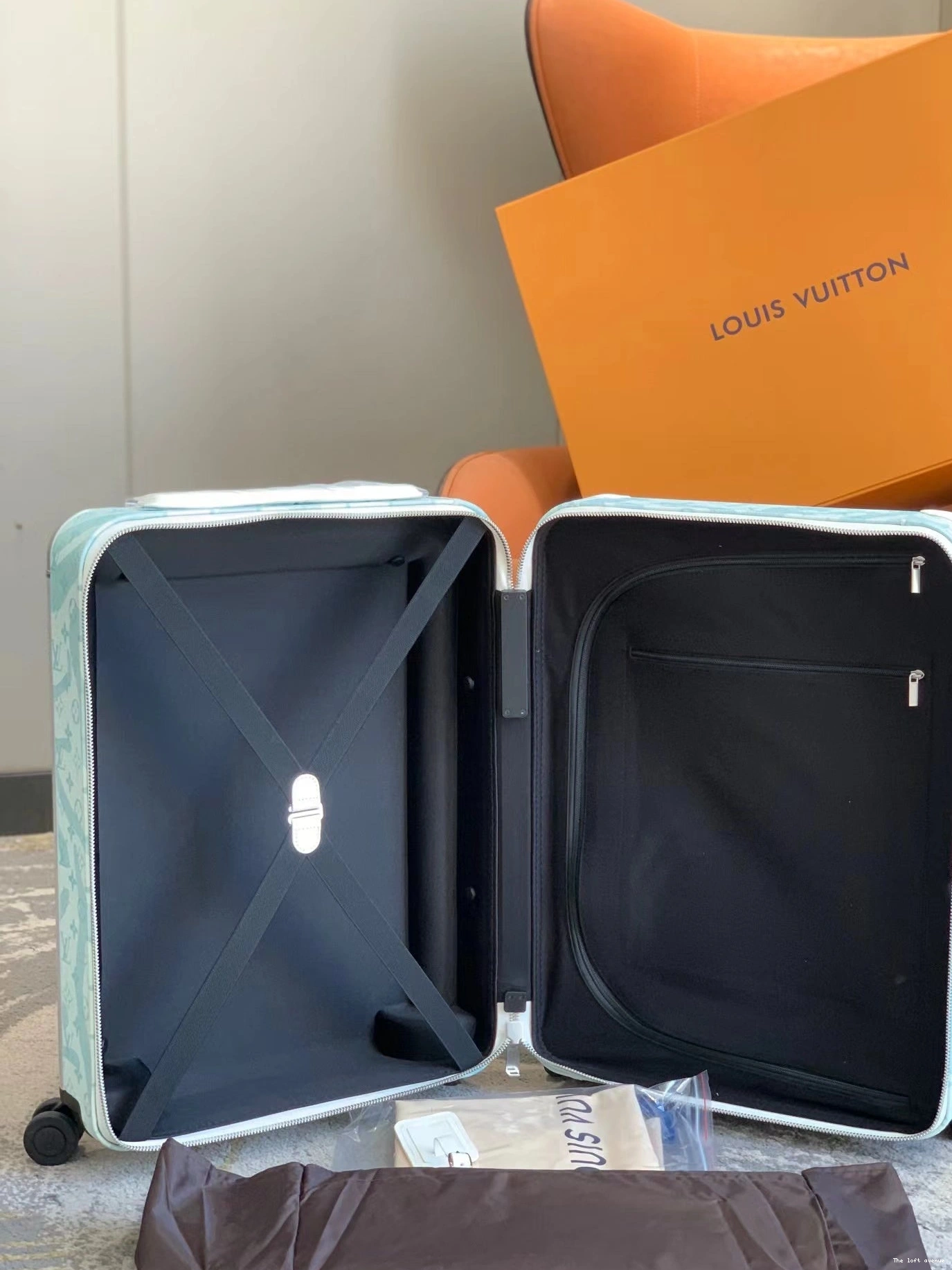 CUSTOM 37L AQUAGARDEN CABIN VERSION) 55 SUITCASE HORIZON (2024 0820